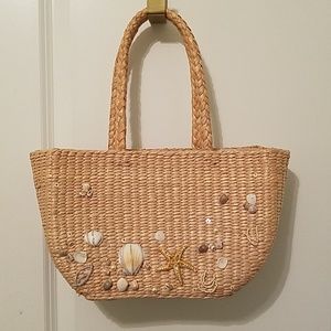 Straw purse with shells